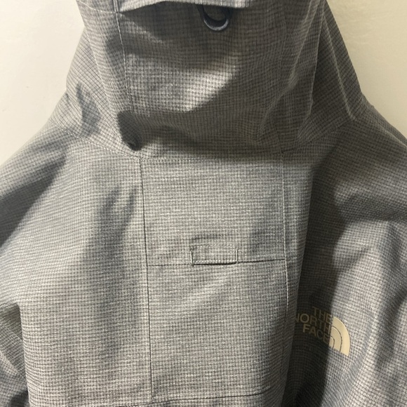 THE NORTH FACE,GREY,MEN/ HOMMES WINDBREAKER, JACKET WITH HOOD. SIZE- MEDIUM. - Picture 14 of 15